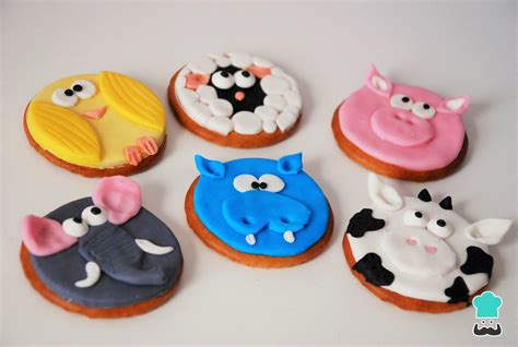 Galletas decoradas con fondant, mostrando diferentes técnicas como texturizado, aplicación de detalles y figuras.