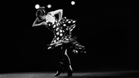 Fotografía de una presentación cultural o artística del evento