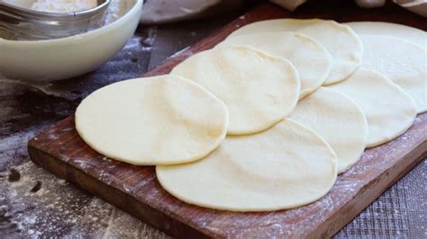 pasos visuales para la preparación de la masa de empanadas, desde la mezcla hasta el estirado y corte