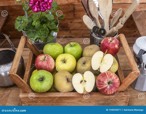 Ilustración de manzanas frescas listas para ser cortadas.