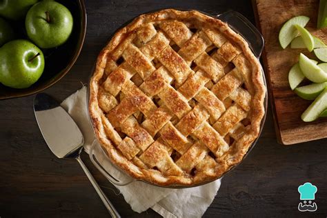 Imagen de un kuchen de manzana con un enrejado decorativo en la superficie.