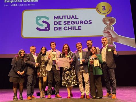 Fotografía de los empleados de Mutual de Seguros de Chile celebrando el aniversario