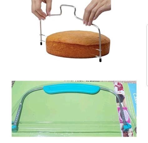 Ilustración de una lira para cortar tortas en acción, cortando un bizcocho en capas uniformes.