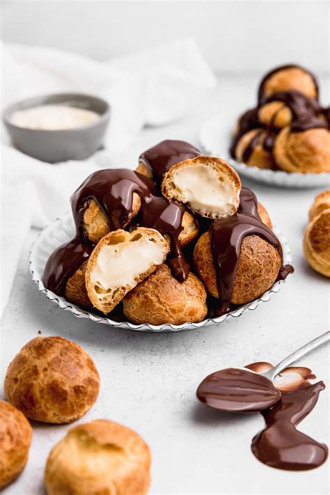 Imagen de postres franceses como crêpes o profiteroles cubiertos con salsa de chocolate.