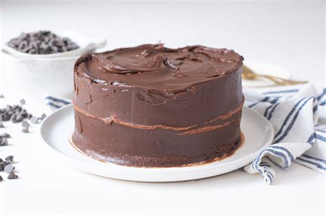 Imagen de un pastel de chocolate cubierto con salsa de chocolate brillante.