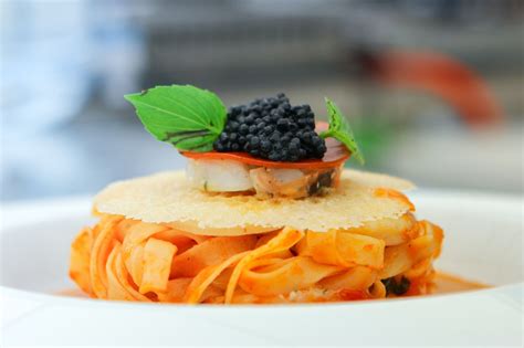 Colección de ingredientes de alta cocina como trufa, caviar y azafrán
