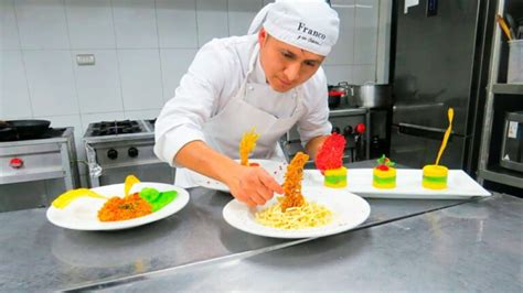 Chef trabajando con ingredientes frescos y sencillos como huevos y tomates