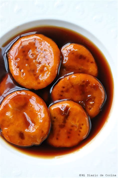 Fotografía de sopaipillas pasadas servidas en un plato, con la salsa de chancaca visible.