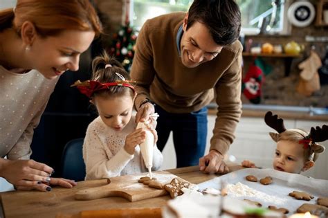 familia decorando galletas de jengibre