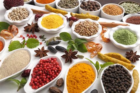 Especias y hierbas culinarias, con algunas resaltadas por su uso en el embarazo