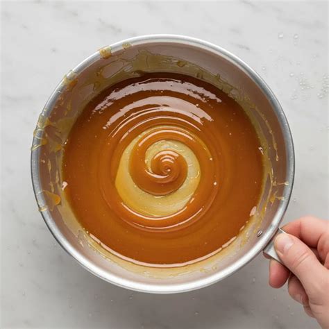 Molde para hornear cubierto con caramelo líquido