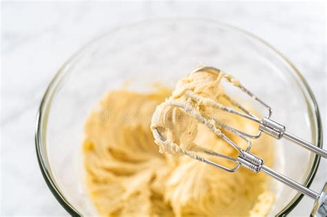 Ingredientes batidos en un bol, listos para hornear