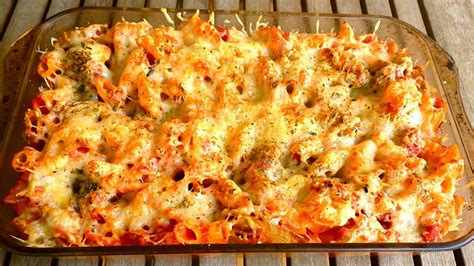 plato de pasta cubierto con salsa mornay gratinada al horno