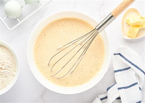 Masa de tortitas de ricotta en un bol, con algunos grumos visibles.