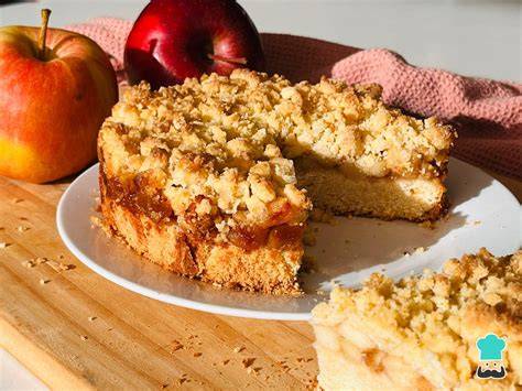 Ilustración de un kuchen de manzana dorado y apetitoso, decorado con finas láminas de manzana y espolvoreado con canela.