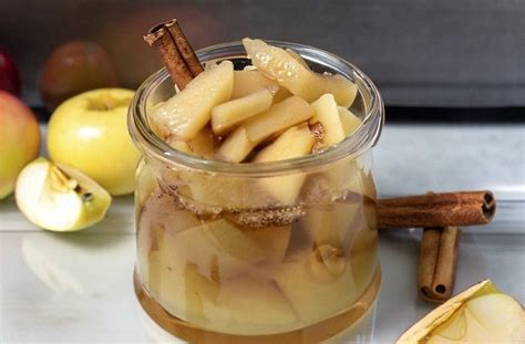Primer plano de láminas de manzana cocidas hasta estar blandas, con un toque de canela.