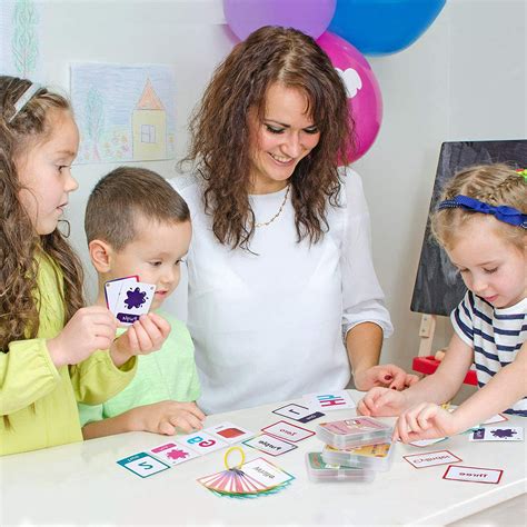 niños jugando con tarjetas de rimas