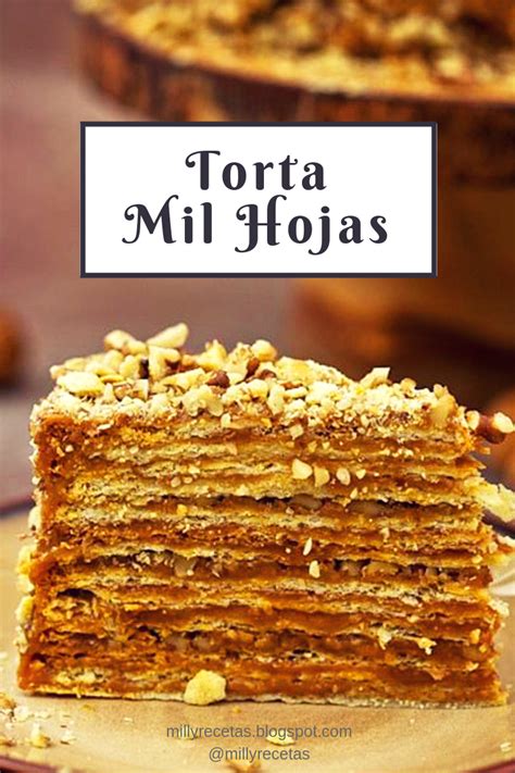 Imagen de una porción de torta mil hojas con duraznos frescos