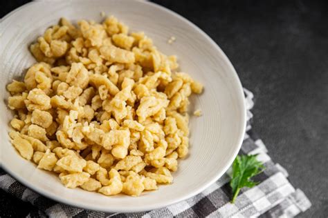 Spaetzle casero recién cocinado listo para servir