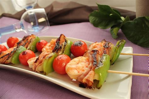 Brochetas de langostinos con tomatitos cherry y brochetas de salmón con melón