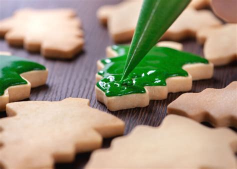 Infografía o esquema de los pasos para decorar galletas de Navidad con glaseado real
