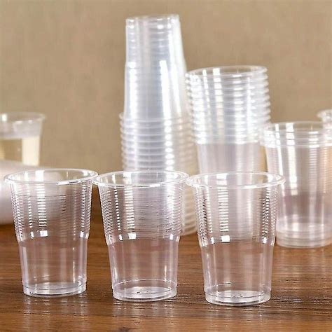 Variedad de vasos transparentes reutilizados para diferentes fines como decoración o almacenamiento