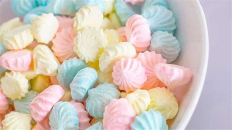 Suspiros de merengue de colores recién horneados en una bandeja