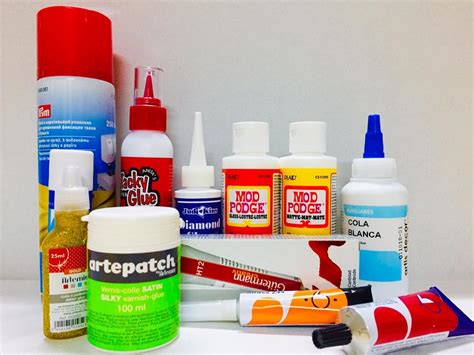 Foto de materiales de decoupage: pegamentos, barnices, pinceles, tijeras, servilletas decoradas