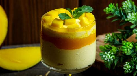 foto de un copón mousse de mango decorado con menta