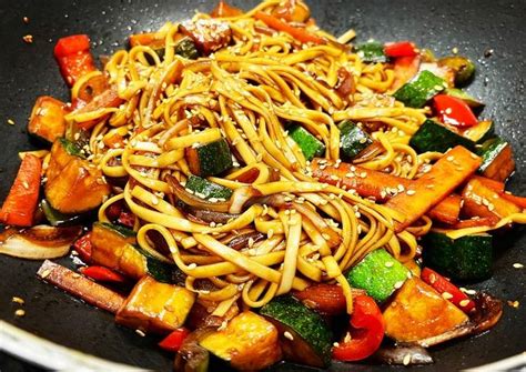 wok de tallarines vegetarianos con verduras