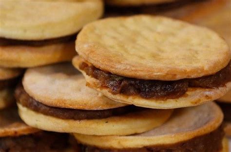 Alfajores chilenos con relleno de chancaca o manjar