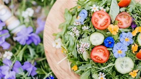 Plato de ensalada fresca con hojas y flores de malva
