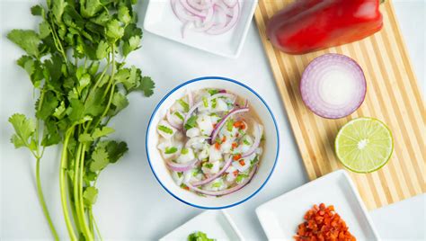 Ingredientes frescos y coloridos para un ceviche vegano