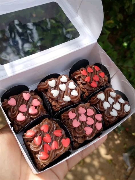 Caja de regalo artesanal que contiene mini brownies decorados y una tarjeta de San Valentín