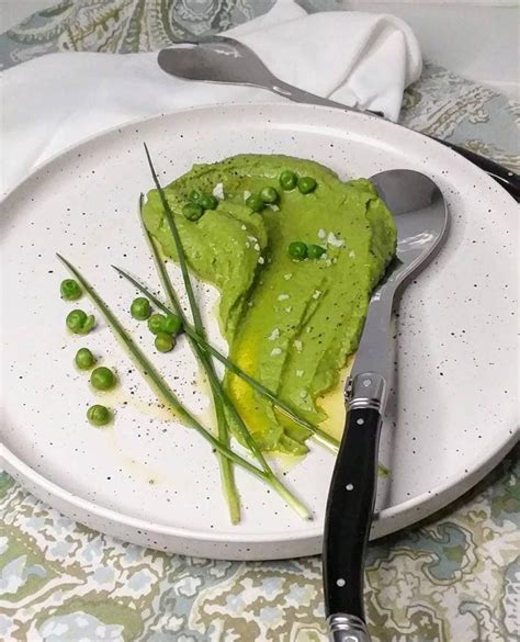 Puré de arvejas cremoso con hojas de menta