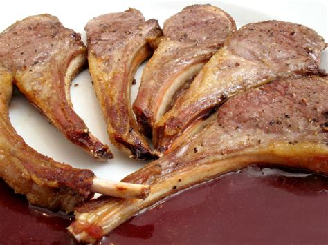 Chuletas de cordero marinándose