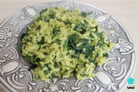 plato de arroz con espinacas