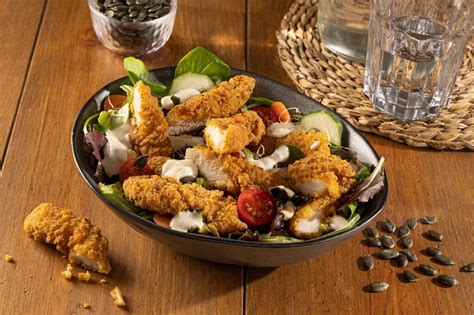 Ejemplo de diseño de catálogo digital mostrando una promoción de ensalada con pollo crispy.