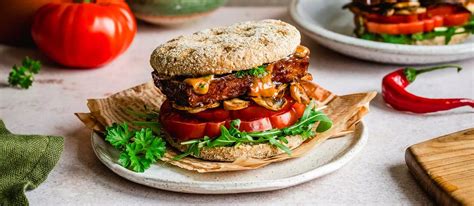 Foto de una hamburguesa de tofu apetitosa con guarnición