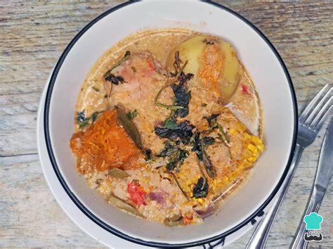Fotografía de un plato servido de cazuela nogada, mostrando las presas de pollo, papas, arroz y la textura cremosa de la salsa de nueces.