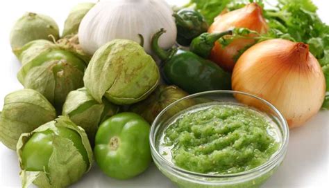 ingredientes para salsa verde en un procesador