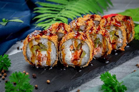 Plato variado de sushi y rolls de tempura apanados