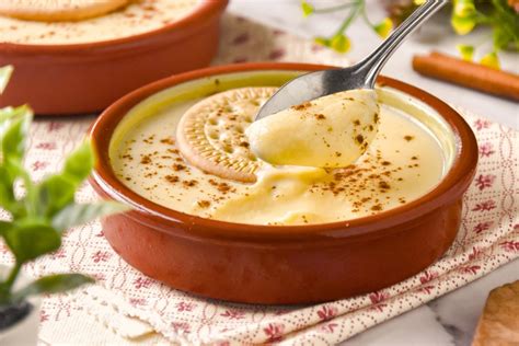 imagen de natillas servidas en cuencos individuales con un toque de canela