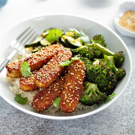 Collage de imágenes de diversas recetas veganas con tempeh: Wellington, pimientos rellenos, brochetas, fajitas, fingers.