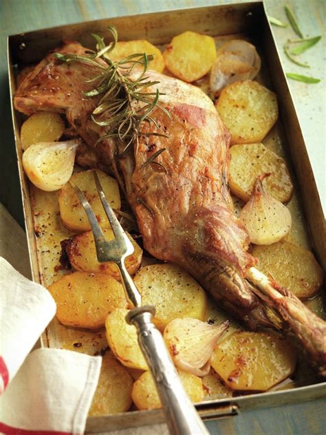 Fotografía de una pierna de cordero de alta calidad sobre una mesa de cocina rústica