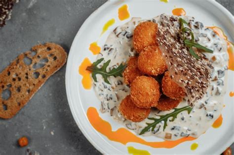 Plato de croquetas servidas con diferentes salsas para mojar
