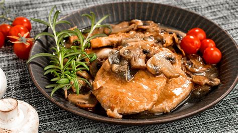 Plato de medallones de lomo de res bañados en salsa de champiñones