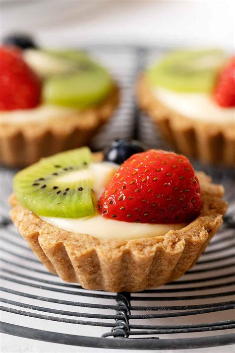 Foto de tartaletas saludables, con un enfoque en la base de avena y dátiles