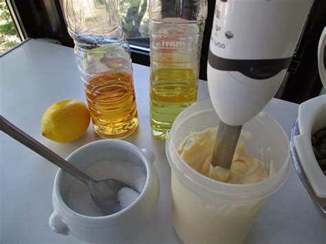 Proceso de emulsión de la mayonesa casera con minipimer
