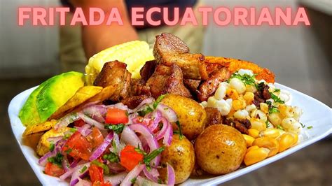 Plato de fritada ecuatoriana con acompañamientos típicos